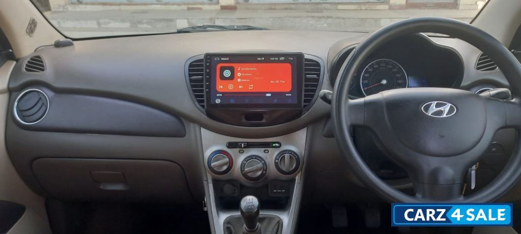 White Hyundai i10 Sportz 1.1