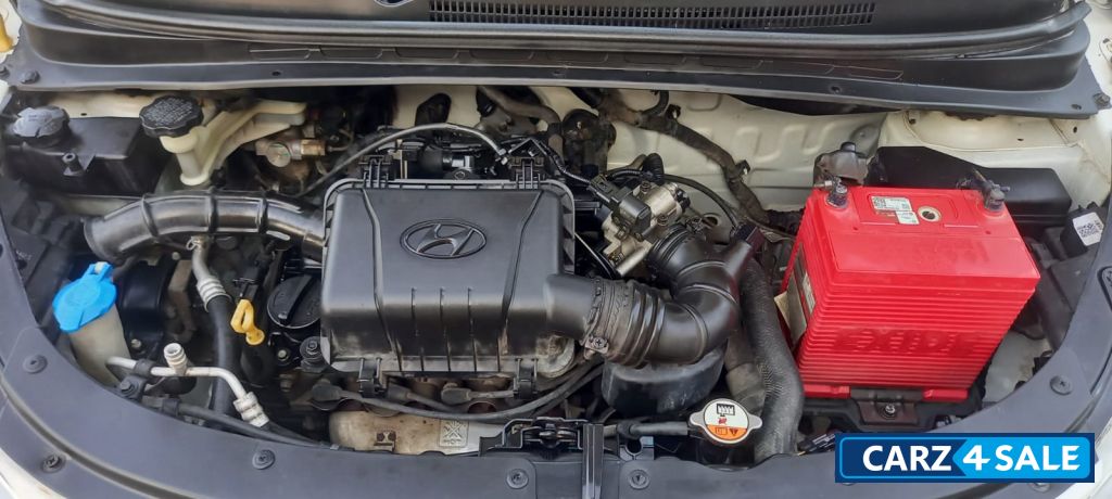 White Hyundai i10 Sportz 1.1