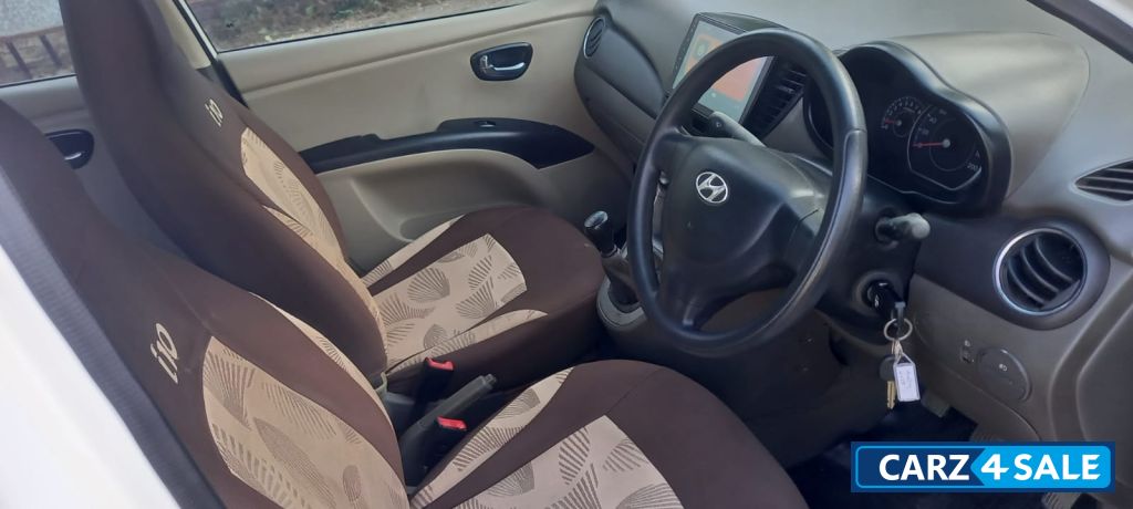 White Hyundai i10 Sportz 1.1