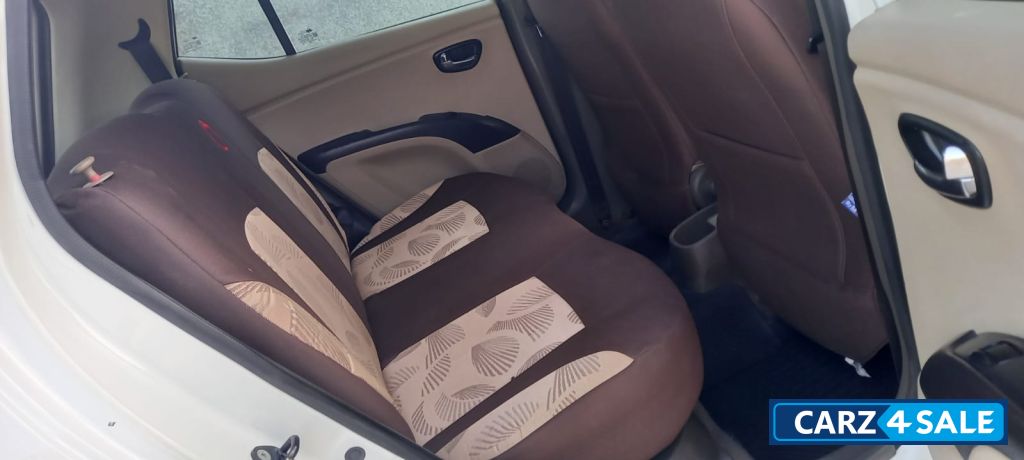 White Hyundai i10 Sportz 1.1