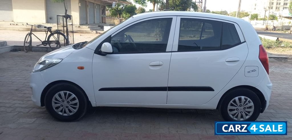 White Hyundai i10 Sportz 1.1