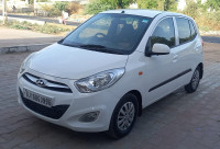 White Hyundai i10 Sportz 1.1