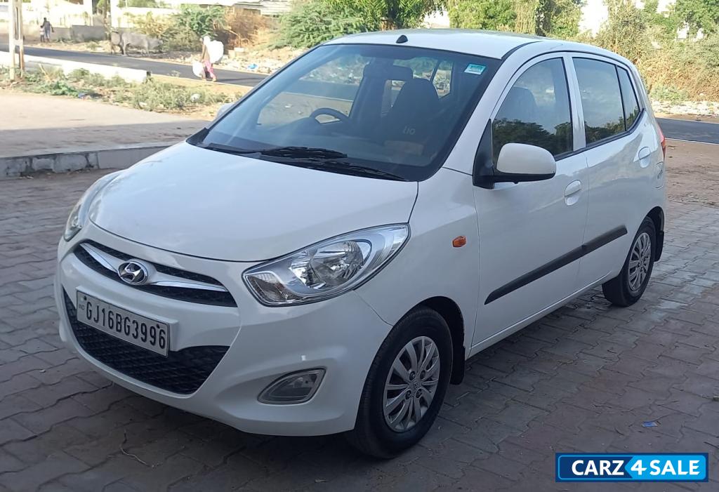 White Hyundai i10 Sportz 1.1