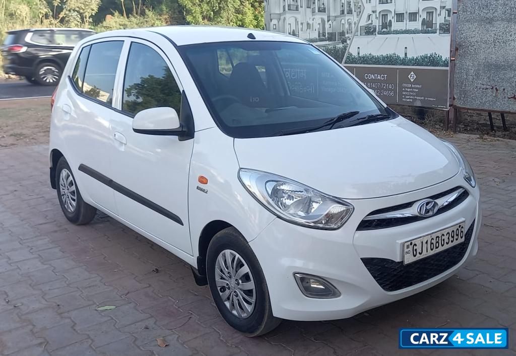 White Hyundai i10 Sportz 1.1