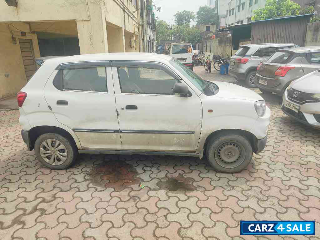 White Maruti Suzuki S-Presso VXI CNG