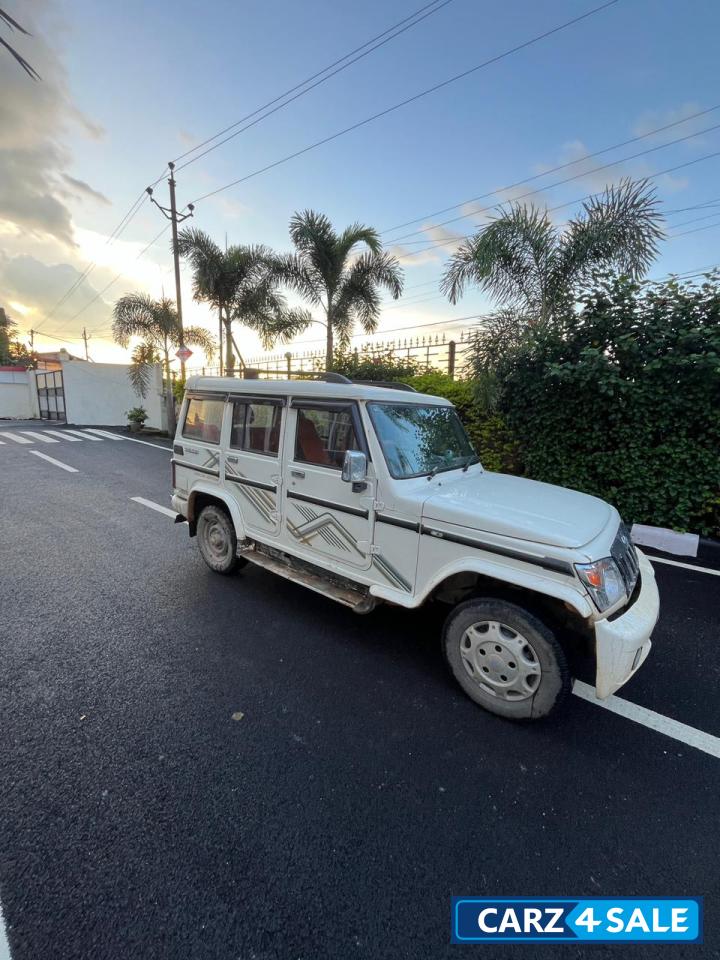 White Mahindra Bolero BsIV Di turbo 2015