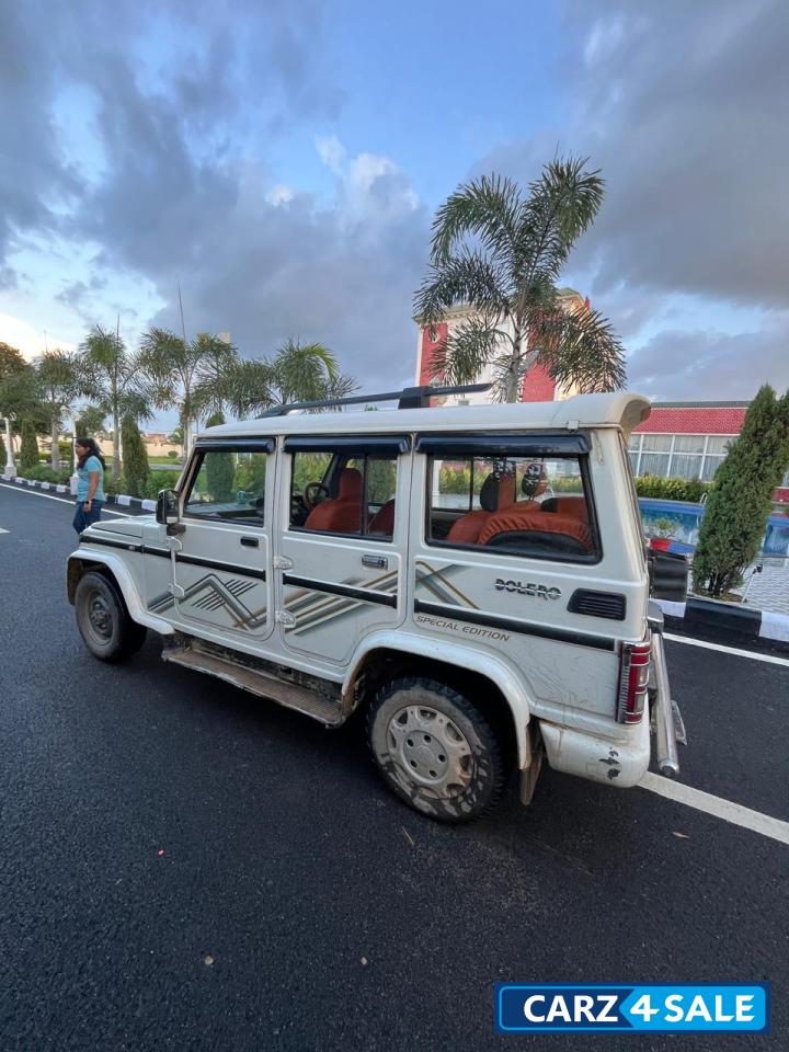 White Mahindra Bolero BsIV Di turbo 2015
