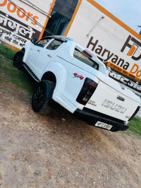 White Isuzu D-Max V-Cross 4x4