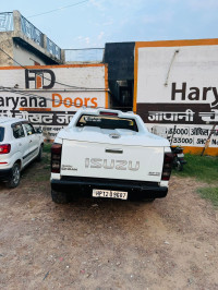 White Isuzu D-Max V-Cross 4x4