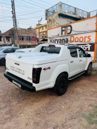 White Isuzu D-Max V-Cross 4x4