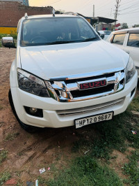 White Isuzu D-Max V-Cross 4x4