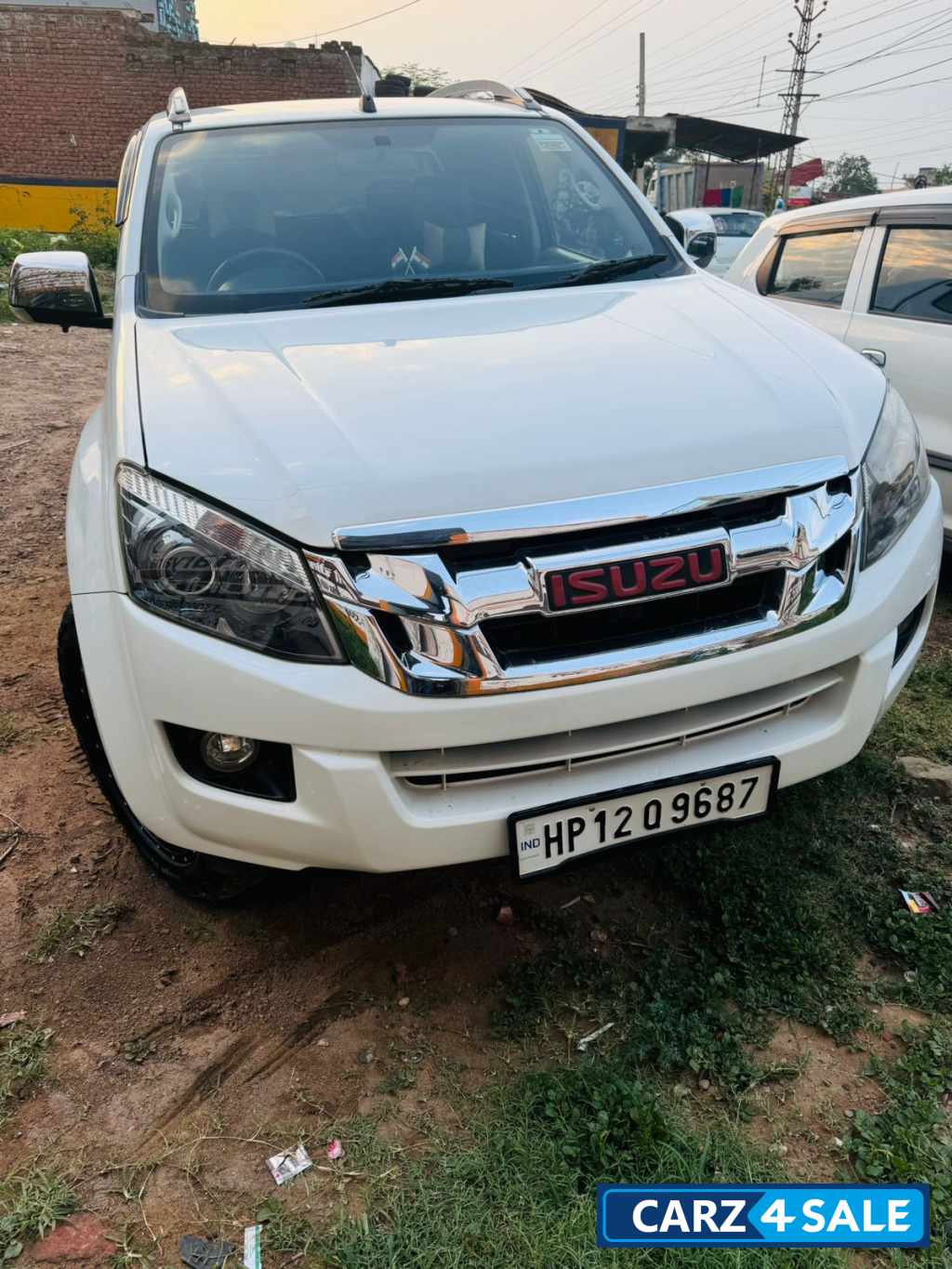 White Isuzu D-Max V-Cross 4x4