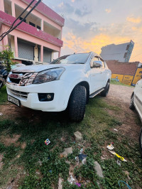 White Isuzu D-Max V-Cross 4x4