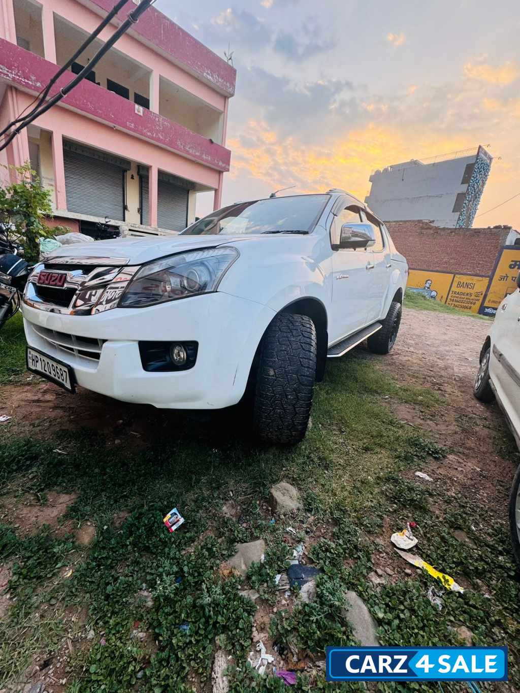 White Isuzu D-Max V-Cross 4x4
