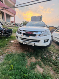 White Isuzu D-Max V-Cross 4x4
