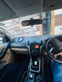 White Isuzu D-Max V-Cross 4x4