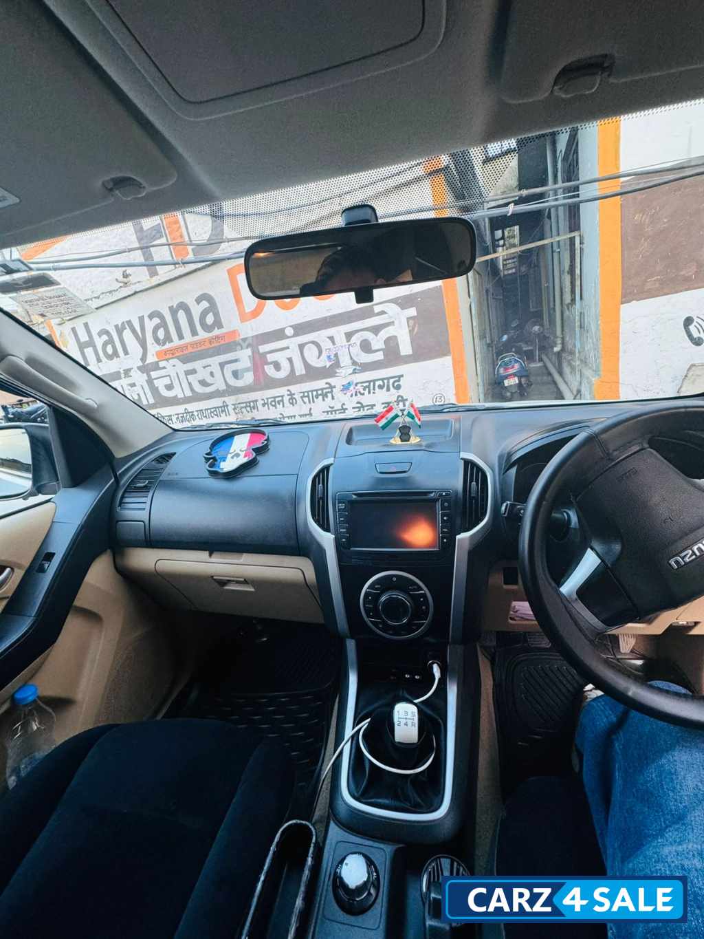 White Isuzu D-Max V-Cross 4x4