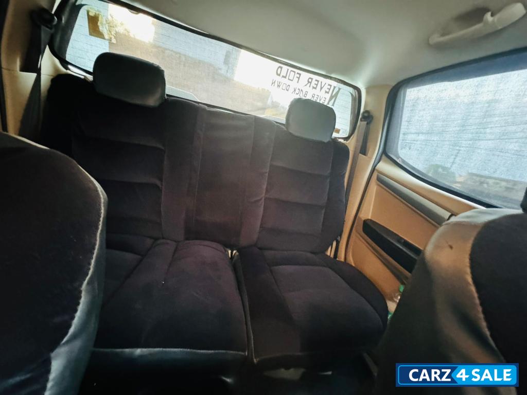 White Isuzu D-Max V-Cross 4x4