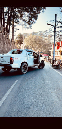White Isuzu D-Max V-Cross 4x4