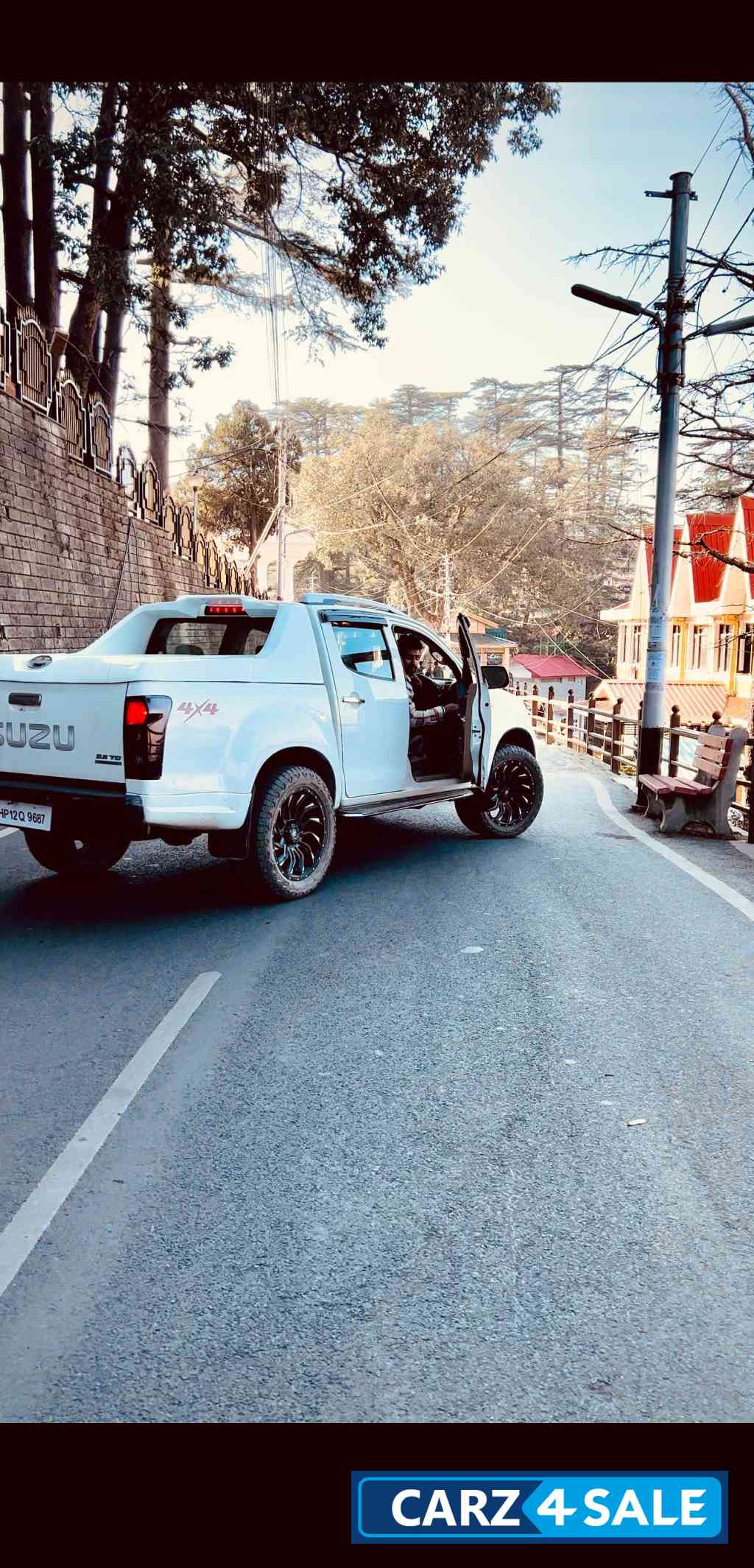 White Isuzu D-Max V-Cross 4x4