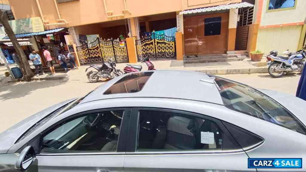 Silver Hyundai Verna Sxo crdi 1.6 DSL