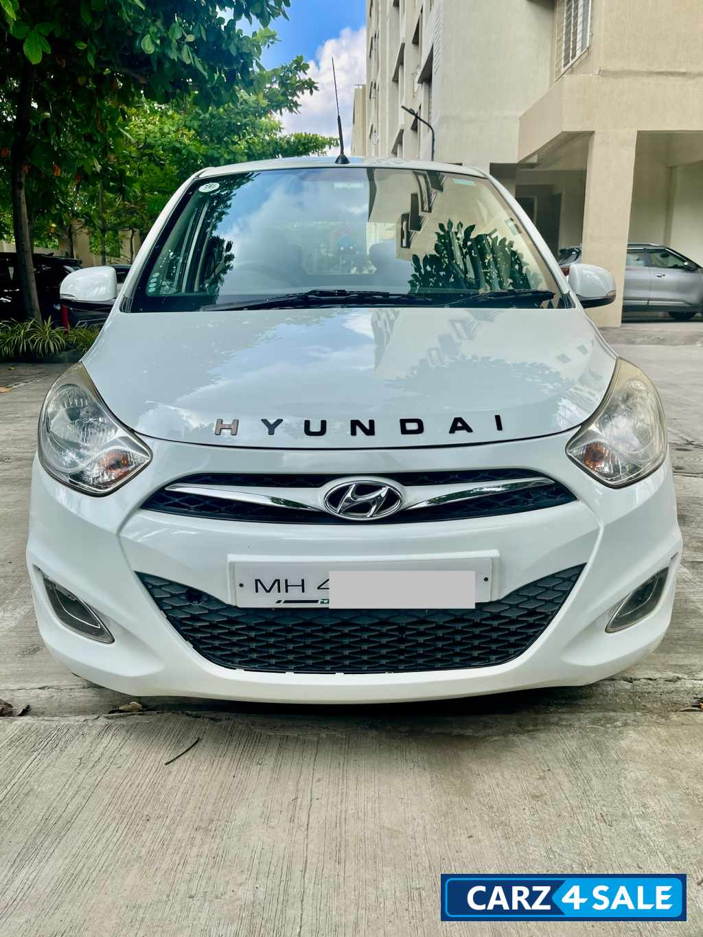 White Hyundai i10 Sportz AT 1.2 Kappa2 VTVT