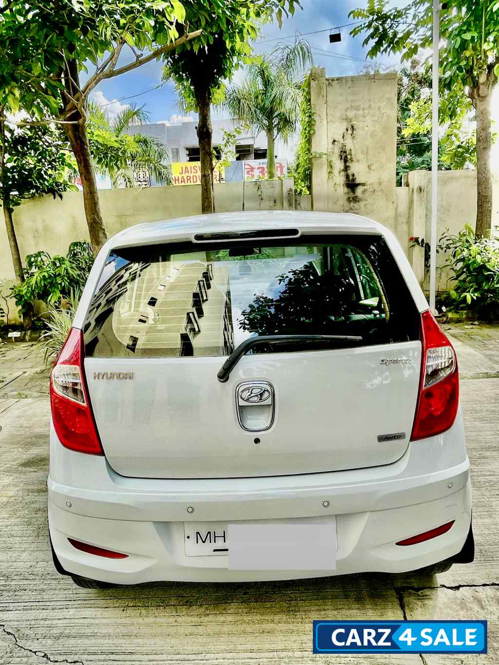 White Hyundai i10 Sportz AT 1.2 Kappa2 VTVT