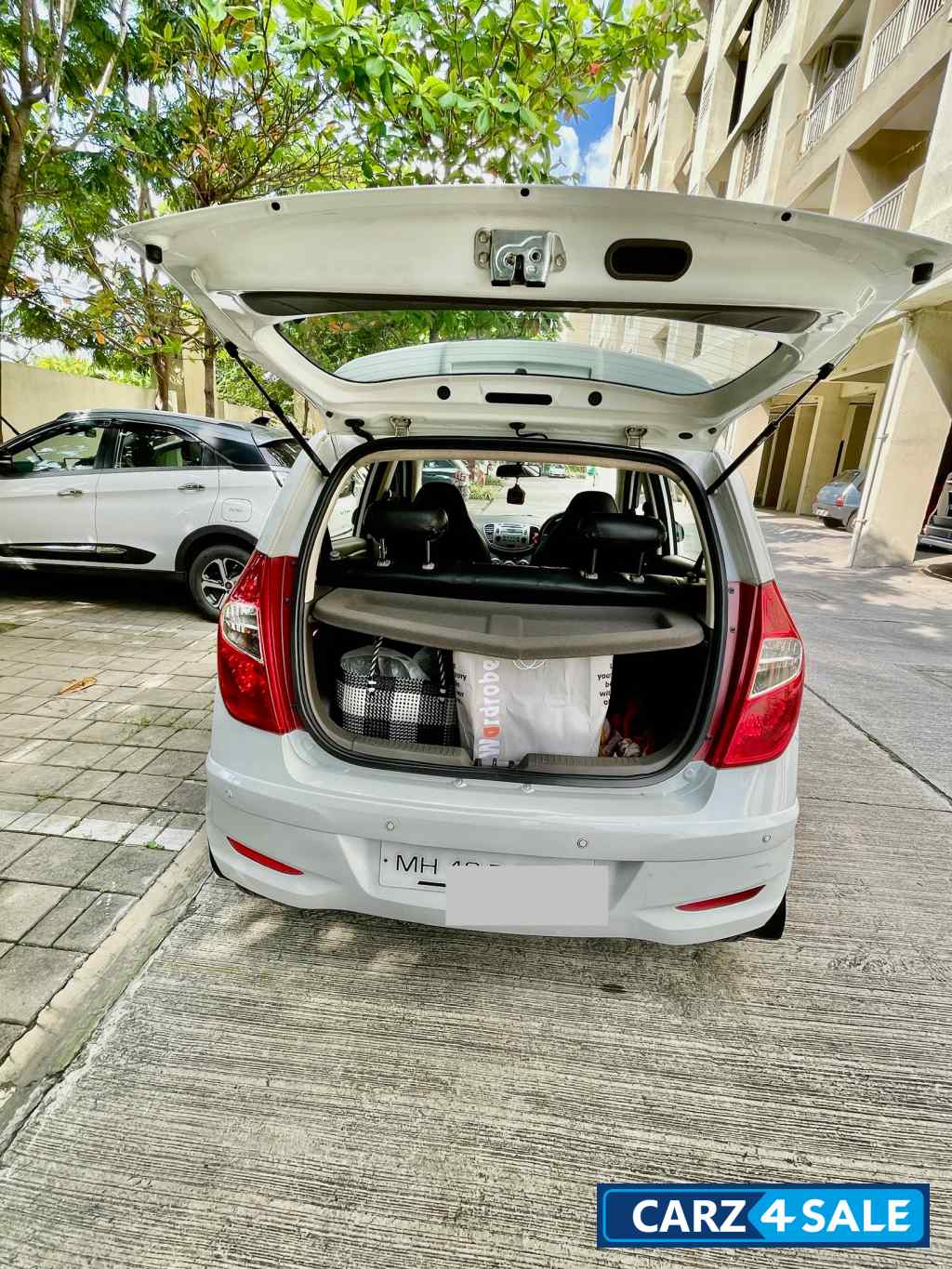 White Hyundai i10 Sportz AT 1.2 Kappa2 VTVT