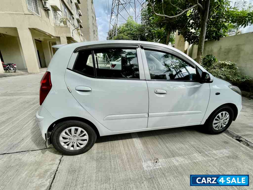White Hyundai i10 Sportz AT 1.2 Kappa2 VTVT