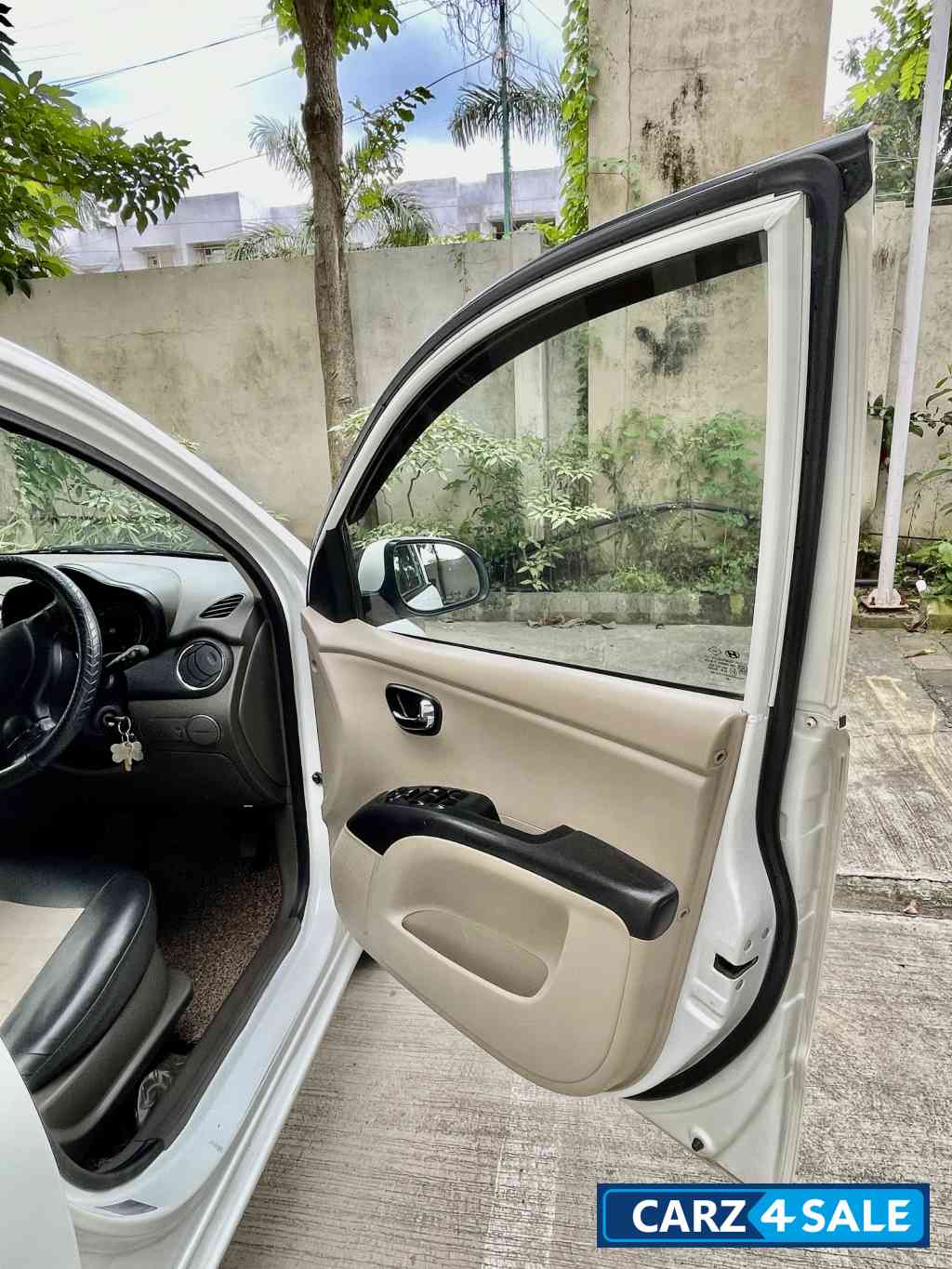 White Hyundai i10 Sportz AT 1.2 Kappa2 VTVT