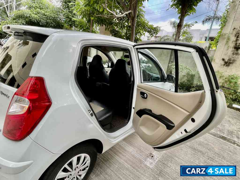 White Hyundai i10 Sportz AT 1.2 Kappa2 VTVT