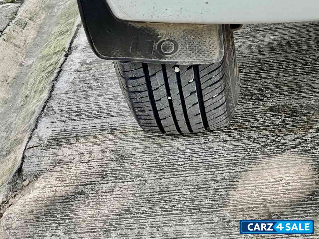 White Hyundai i10 Sportz AT 1.2 Kappa2 VTVT