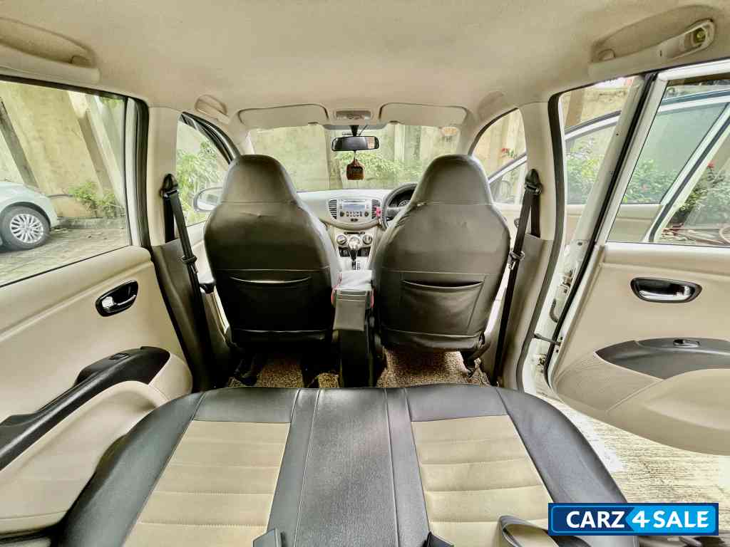 White Hyundai i10 Sportz AT 1.2 Kappa2 VTVT