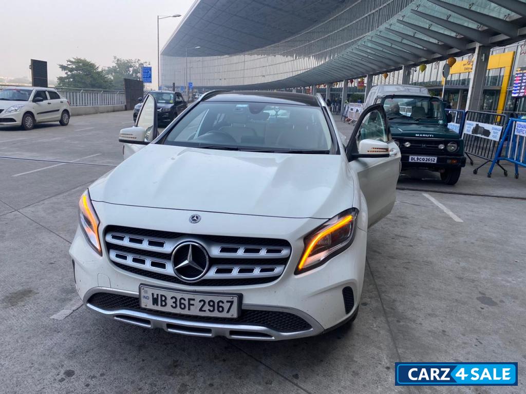 White Mercedes-Benz GLA 200d White Mercedes-Benz GLA 200d