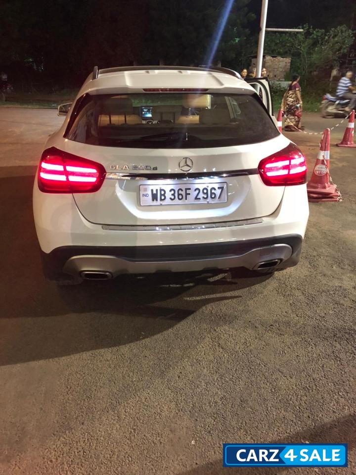 White Mercedes-Benz GLA 200d White Mercedes-Benz GLA 200d