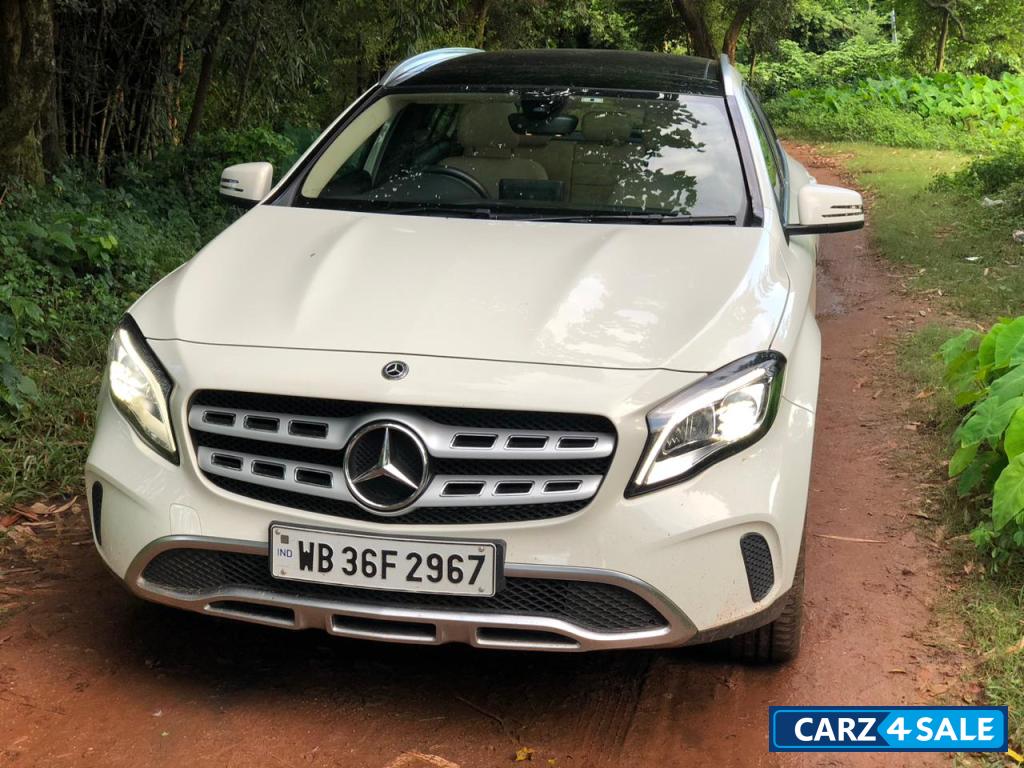 White Mercedes-Benz GLA 200d White Mercedes-Benz GLA 200d