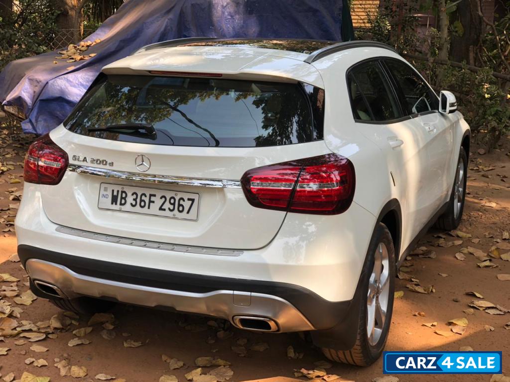 White Mercedes-Benz GLA 200d White Mercedes-Benz GLA 200d
