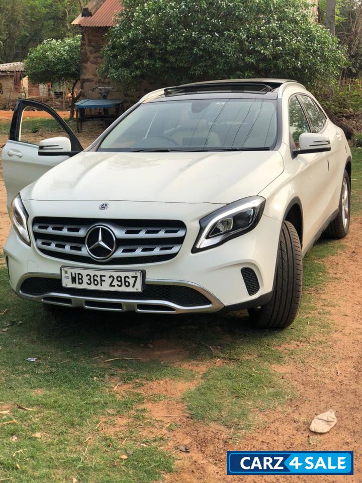 White Mercedes-Benz GLA 200d White Mercedes-Benz GLA 200d