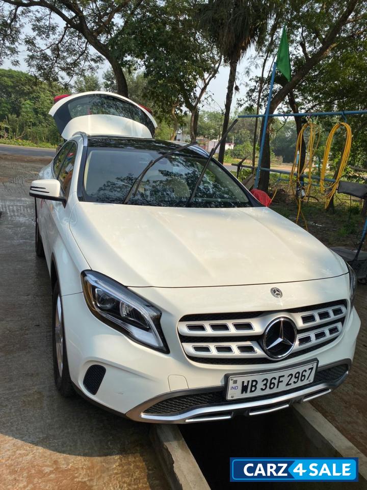 White Mercedes-Benz GLA 200d White Mercedes-Benz GLA 200d