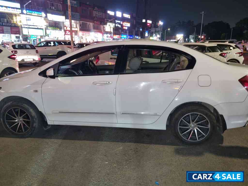 White Honda  Honda city 1.5 ivtec emt