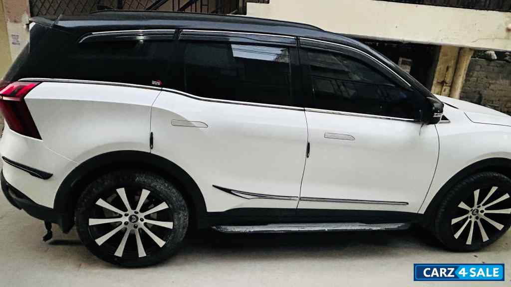 Mahindra XUV700 AX5