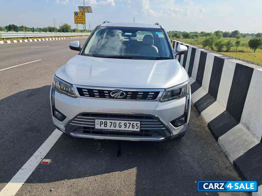 Dsat Silver Mahindra XUV300 W8 (O) 1.2 Turbo Petrol Manual