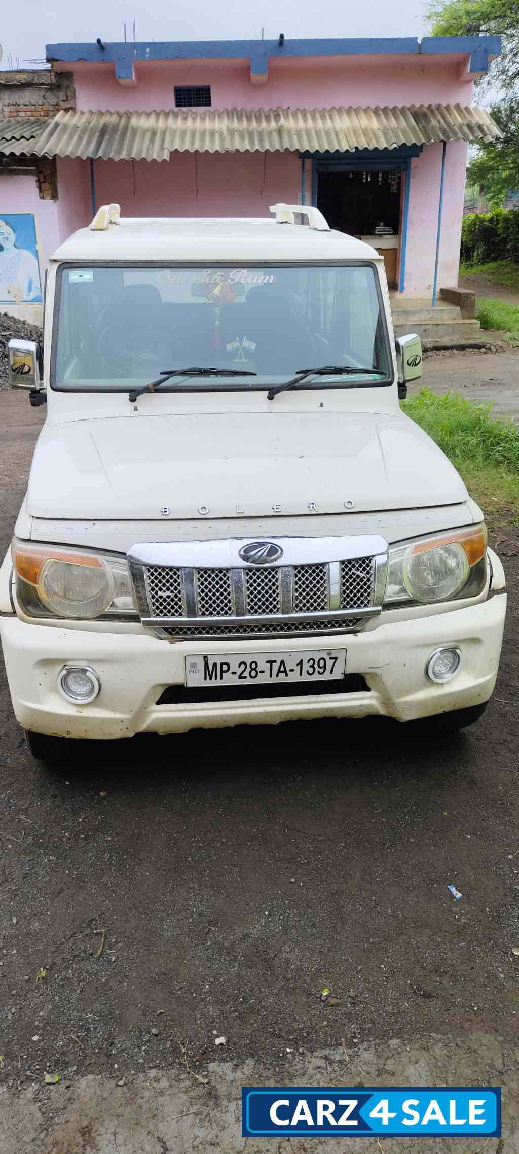 White Mahindra Bolero Sle