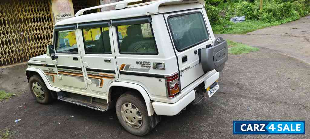 White Mahindra Bolero Sle