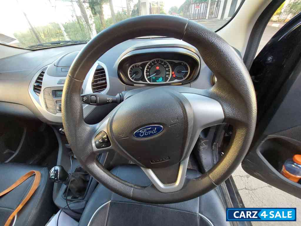 Ford Figo Titanium petrol MT