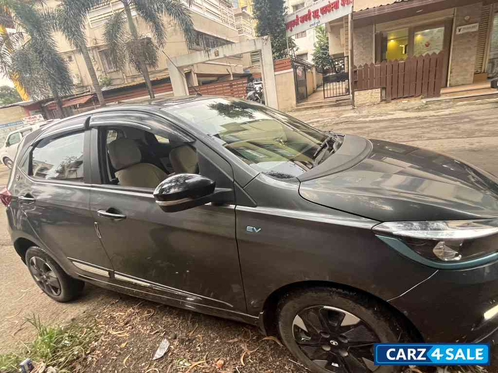 Dayton Gray Tata Tiago EV XZ+ Dayton Gray Tata Tiago EV XZ+