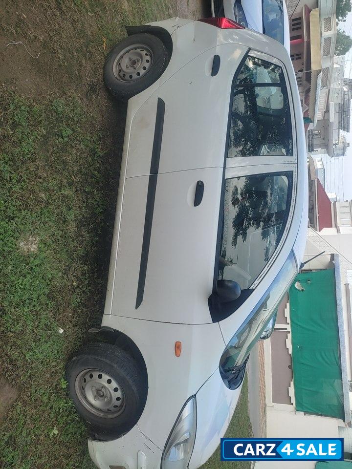 Pure White Hyundai i10 Era