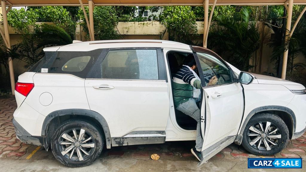 White MG Hector Sharp 2.0