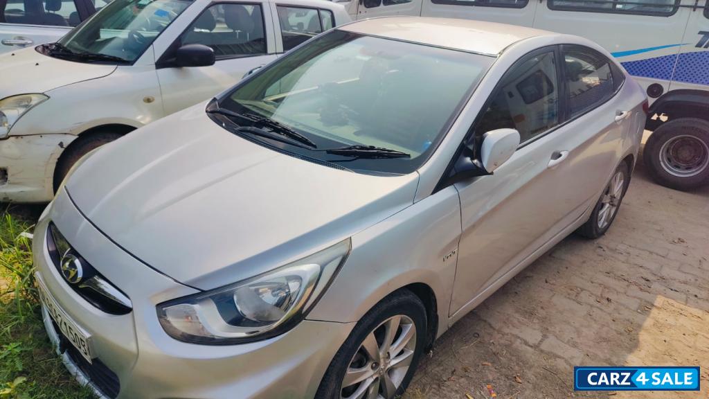 Silver Hyundai Verna Top model