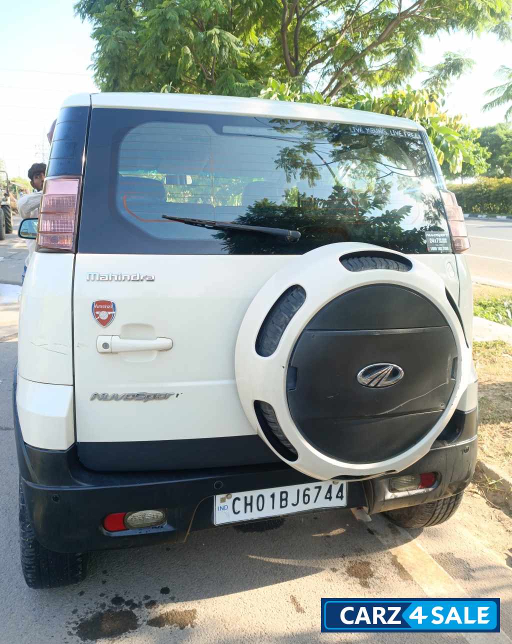 Mahindra NuvoSport N6